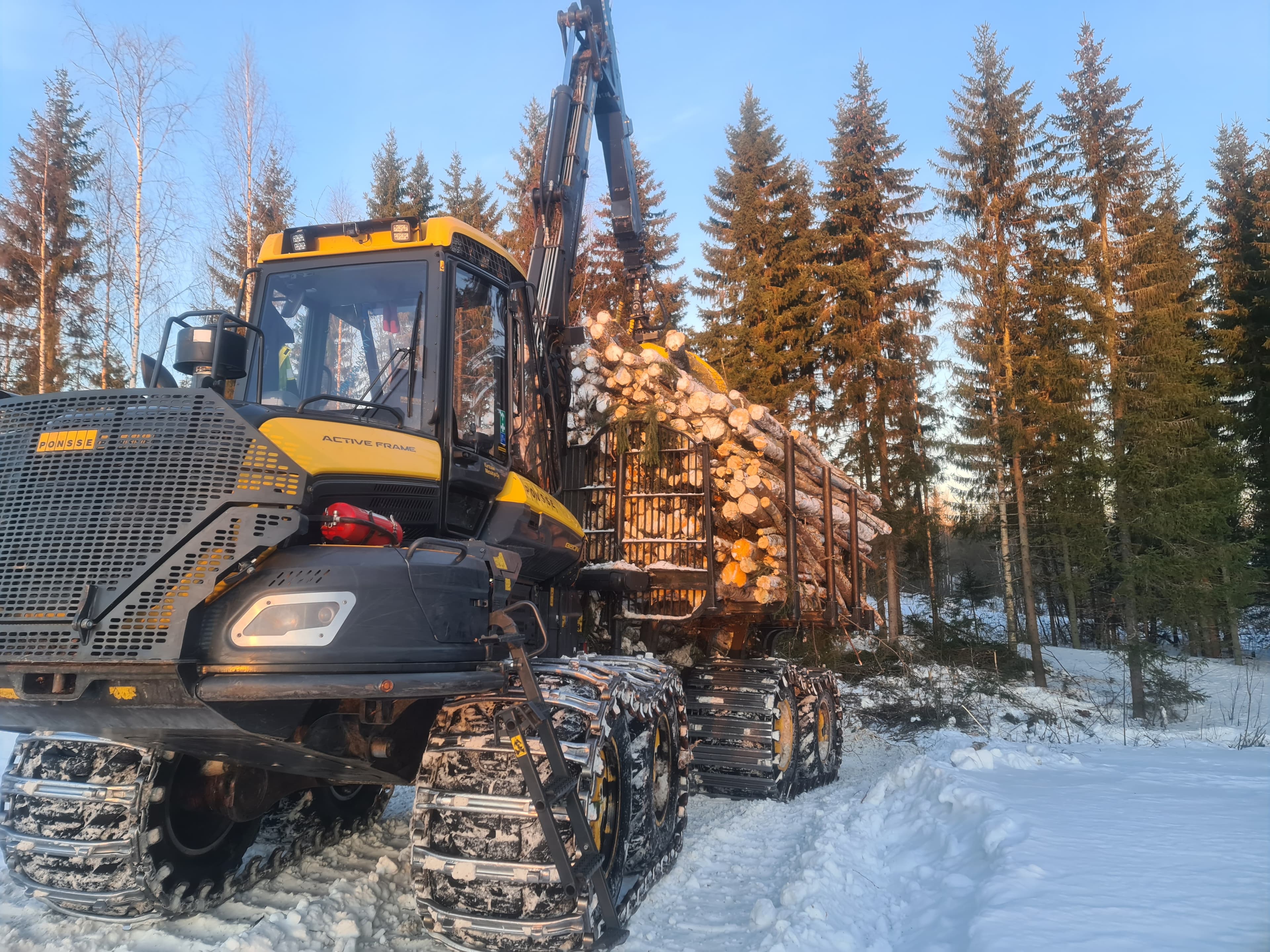 Ajokone talvisessa metsässä